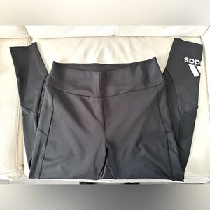 Adidas black spandex leggings in size xl. Very cute with pockets on the sides 🖤